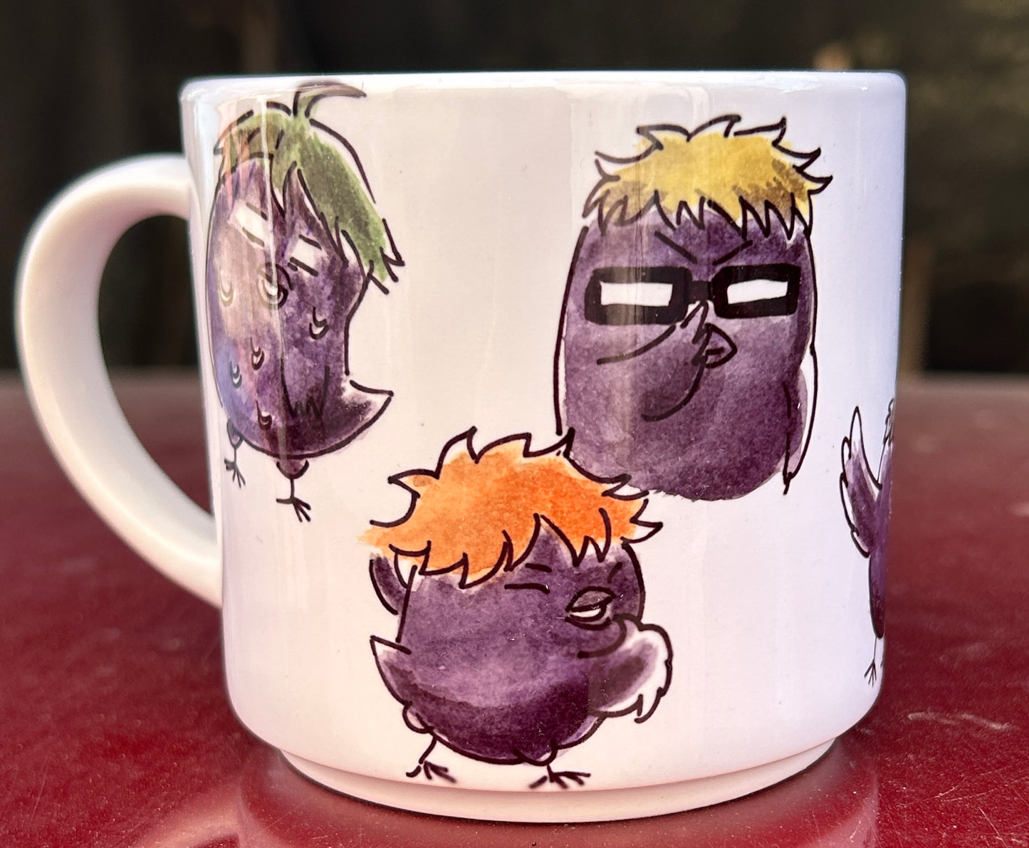 Tazza Karasuno Corvi – Design Anime Ironico Dipinto a Mano