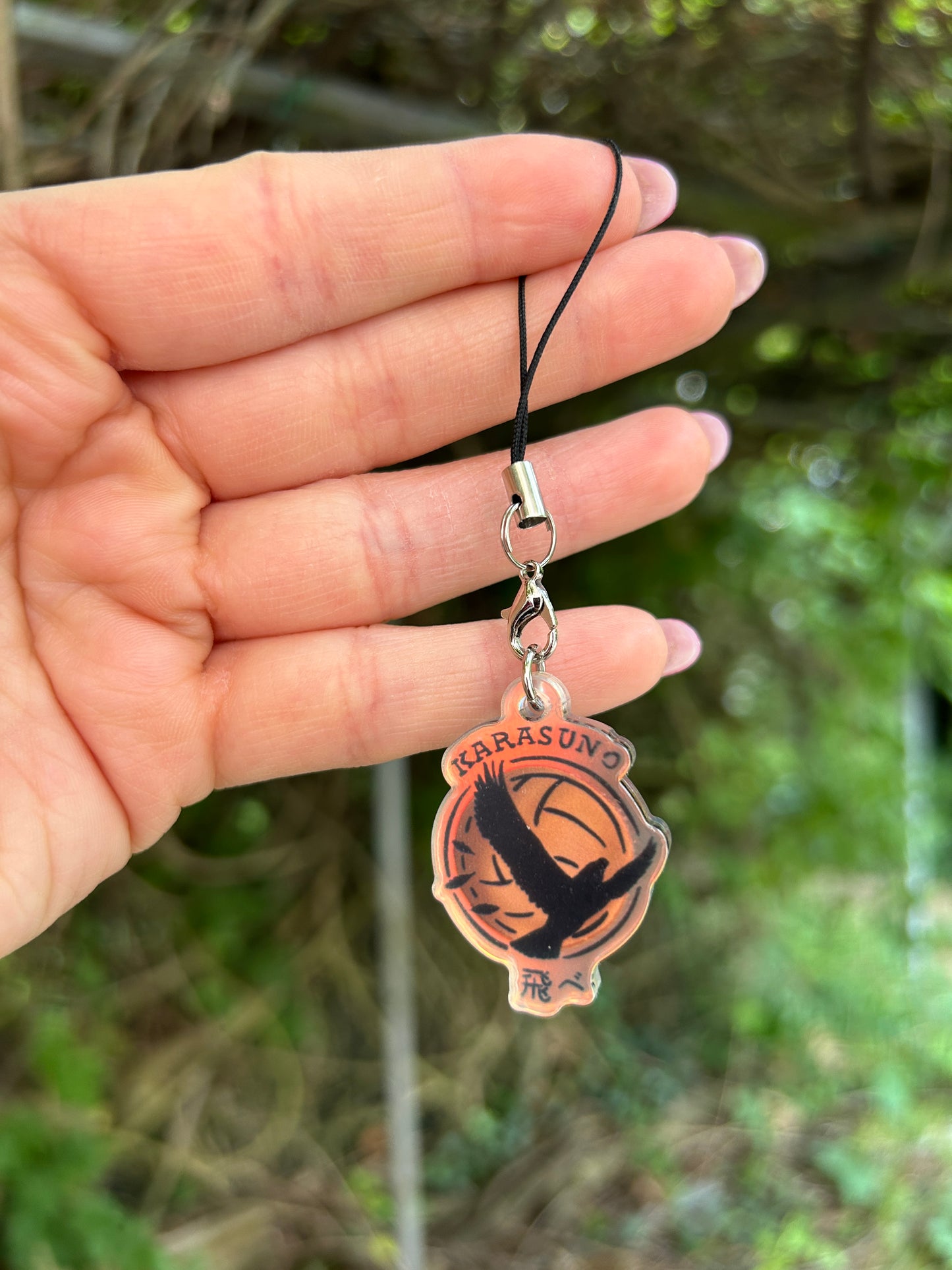 Phone Charm Karasuno Disegnato a Mano – Haikyuu Anime Accessory 🐦