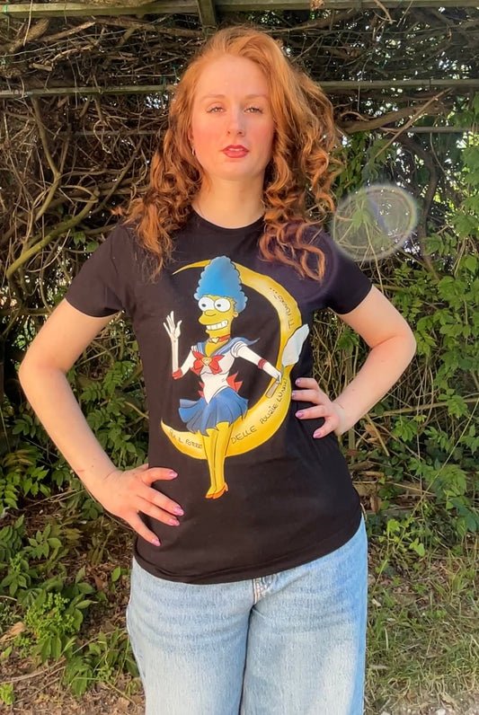 Maglietta Simpson x Sailor Moon “per il potere delle pulizie lunari ti punirò “ – Marge 🌙