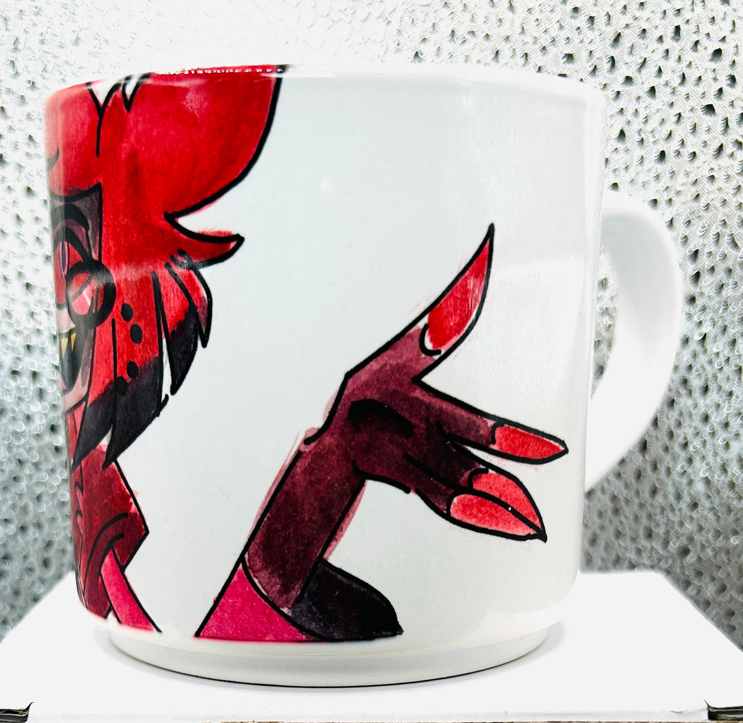 Tazza Alastor disegnata a mano – Mug Hazbin Hotel artigianale