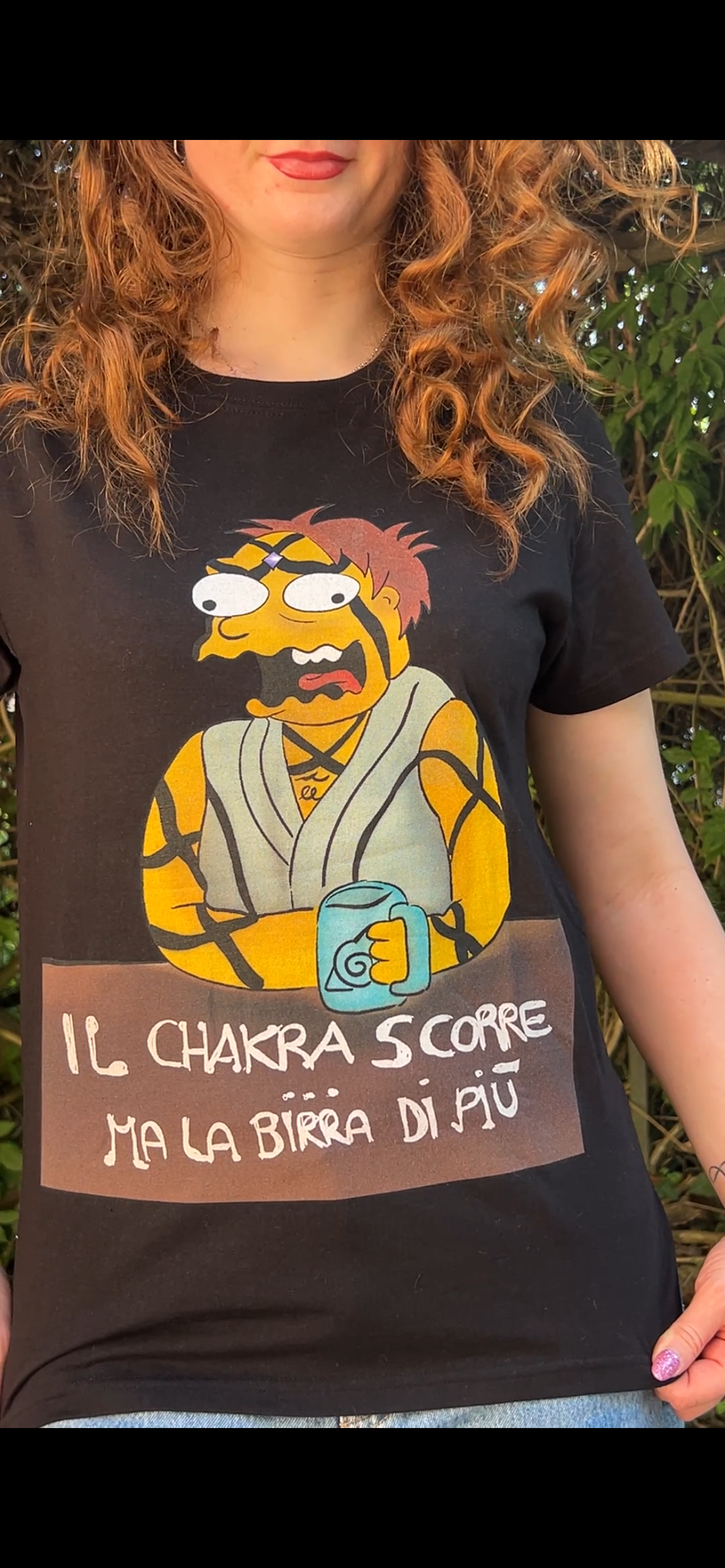 Maglietta Simpson x Tsunade – Barney 🌊 “ il chakra scorre ma la birra di più “