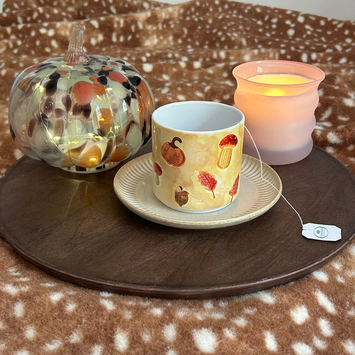 Tazza Autunno Disegnata a Mano – Foglie e Atmosfera Cozy 🍂