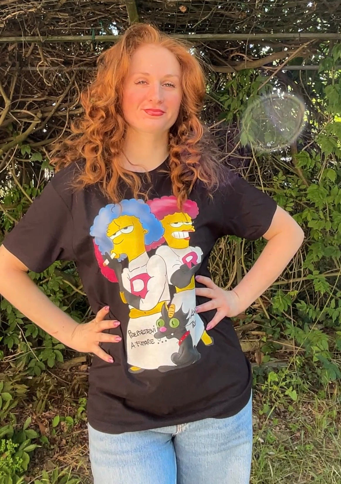 Maglietta Simpson x Team Rocket – Le Sorelle di Marge “ Preparatevi a fumare, anzi a tremare🚀