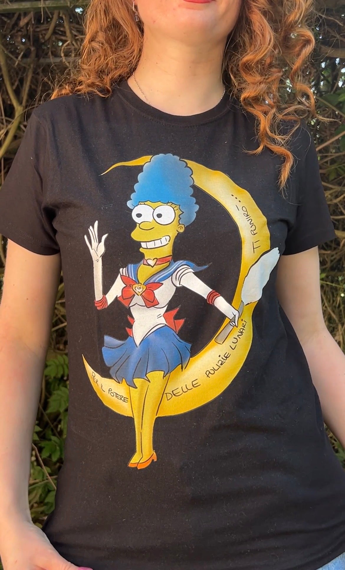 Maglietta Simpson x Sailor Moon “per il potere delle pulizie lunari ti punirò “ – Marge 🌙