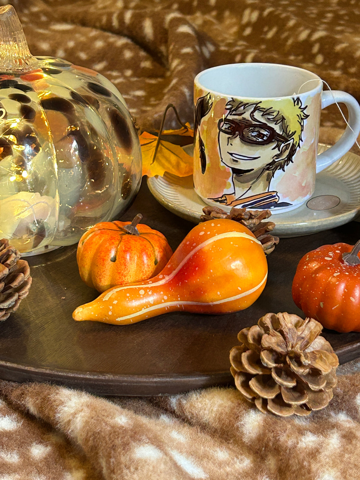 Tazza Tsukishima – Design Minimal Ironico Dipinto a Mano | Haikyuu