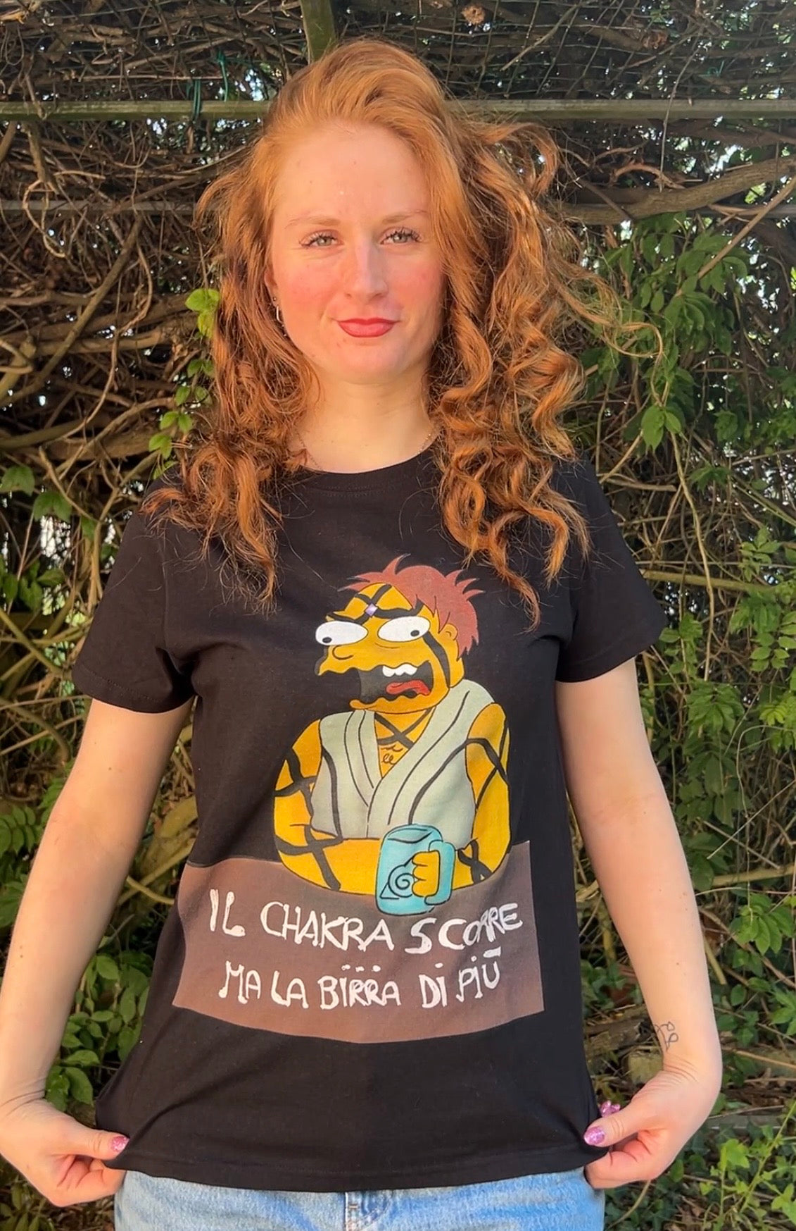 Maglietta Simpson x Tsunade – Barney 🌊 “ il chakra scorre ma la birra di più “