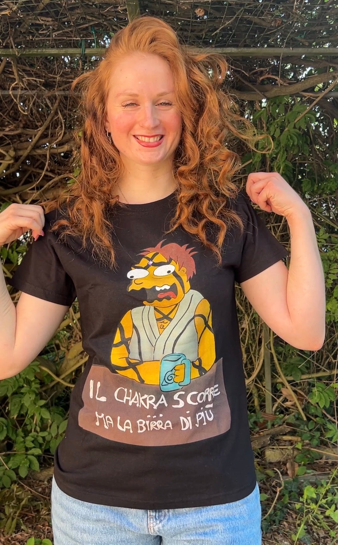 Maglietta Simpson x Tsunade – Barney 🌊 “ il chakra scorre ma la birra di più “