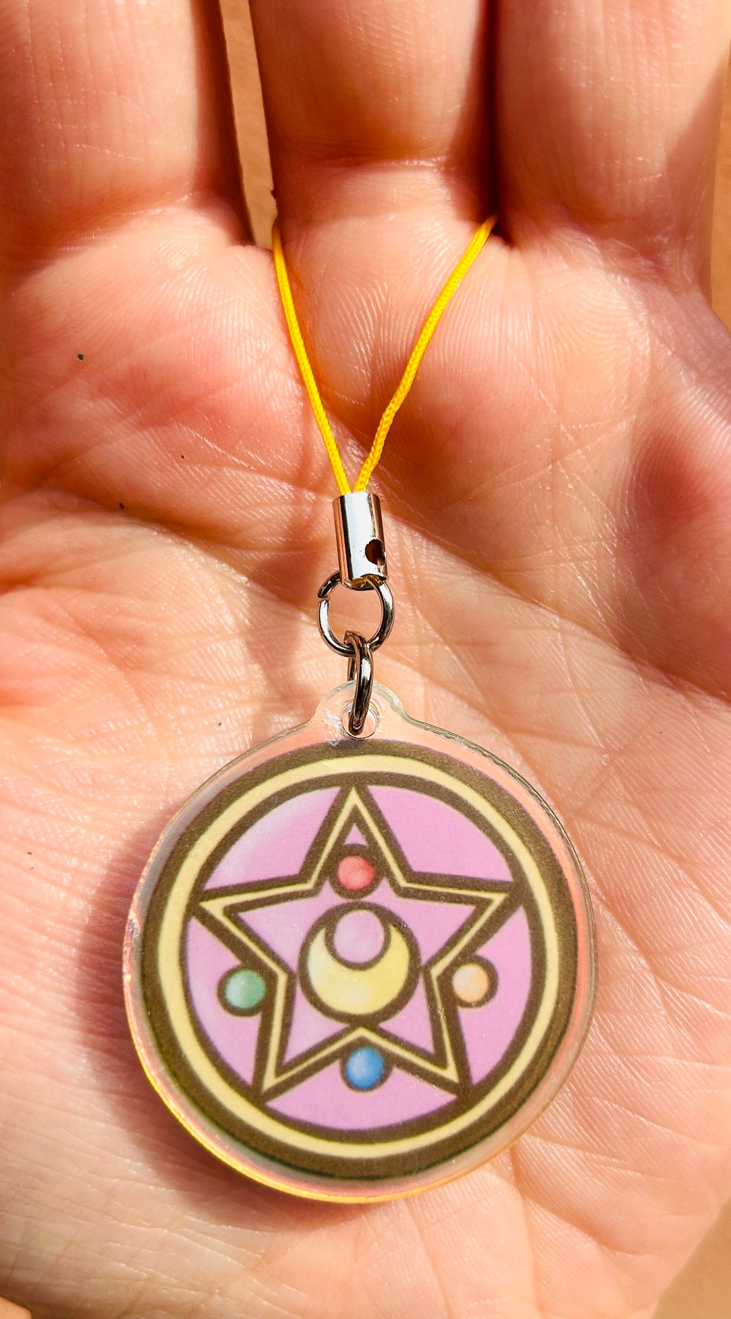 Phone Charm Sailor Moon – Disegnato a Mano su Acrilico 🌙