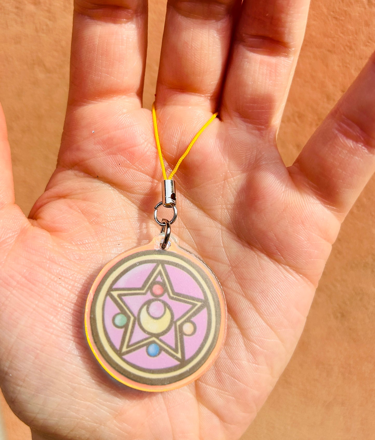 Phone Charm Sailor Moon – Disegnato a Mano su Acrilico 🌙
