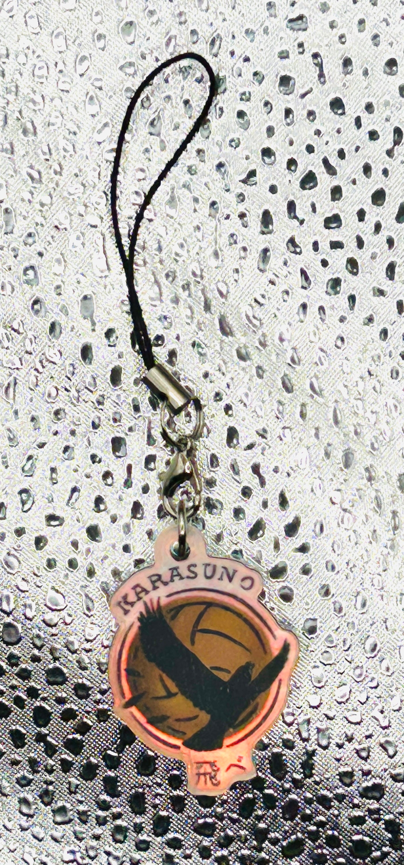 Phone Charm Karasuno Disegnato a Mano – Haikyuu Anime Accessory 🐦