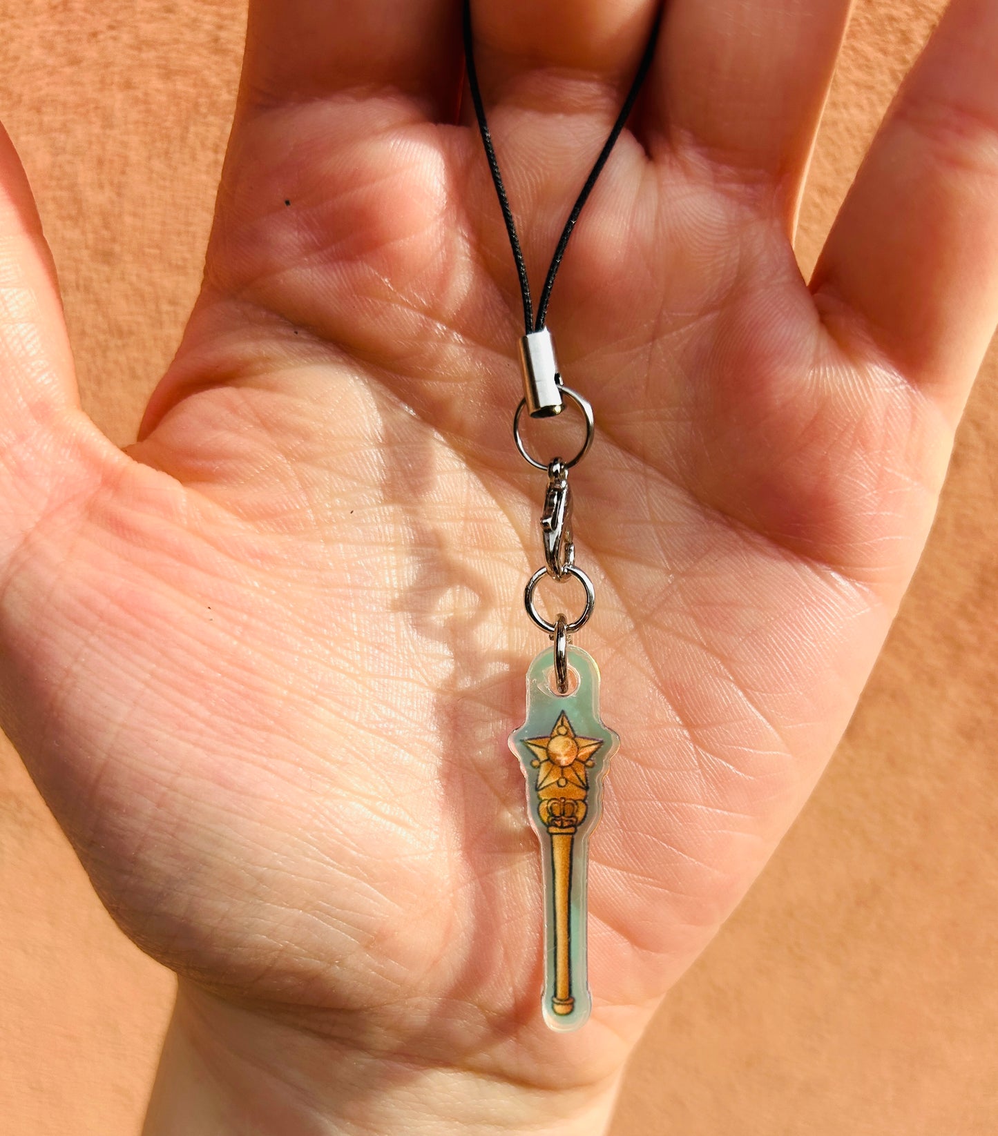 Phone Charm Sailor Venus – Disegnato a Mano su Acrilico ✨