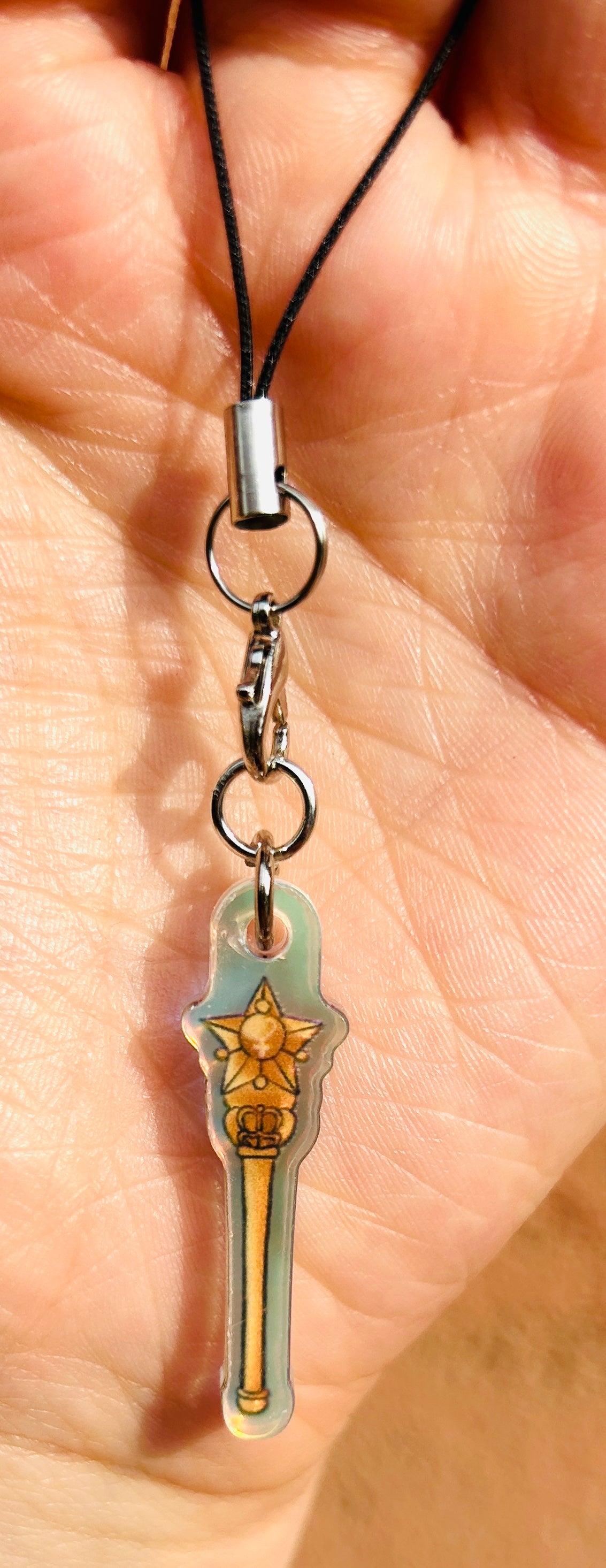 Phone Charm Sailor Venus – Disegnato a Mano su Acrilico ✨