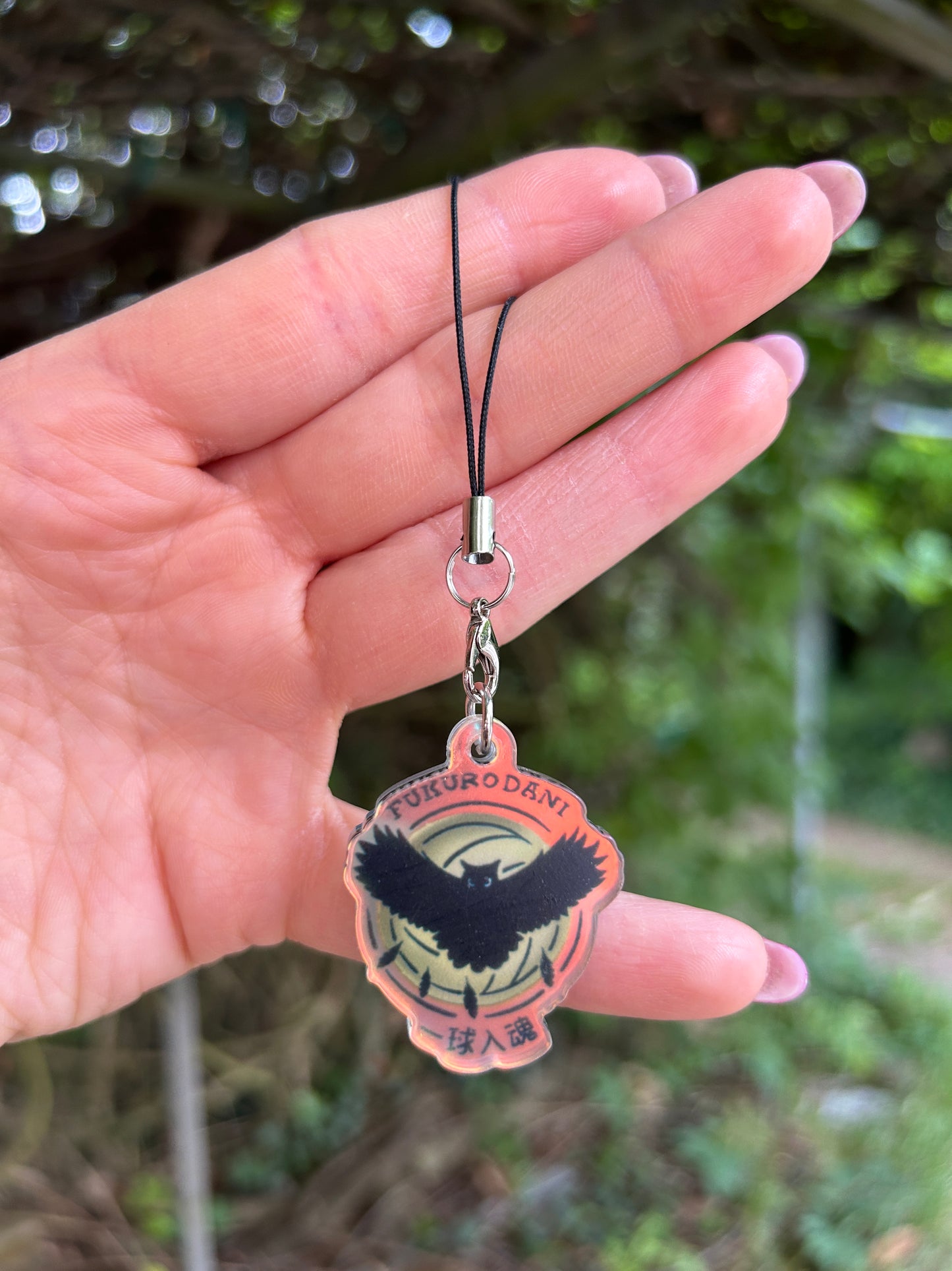 Phone Charm Fukurodani Disegnato a Mano – Haikyuu Anime Accessory 🦉