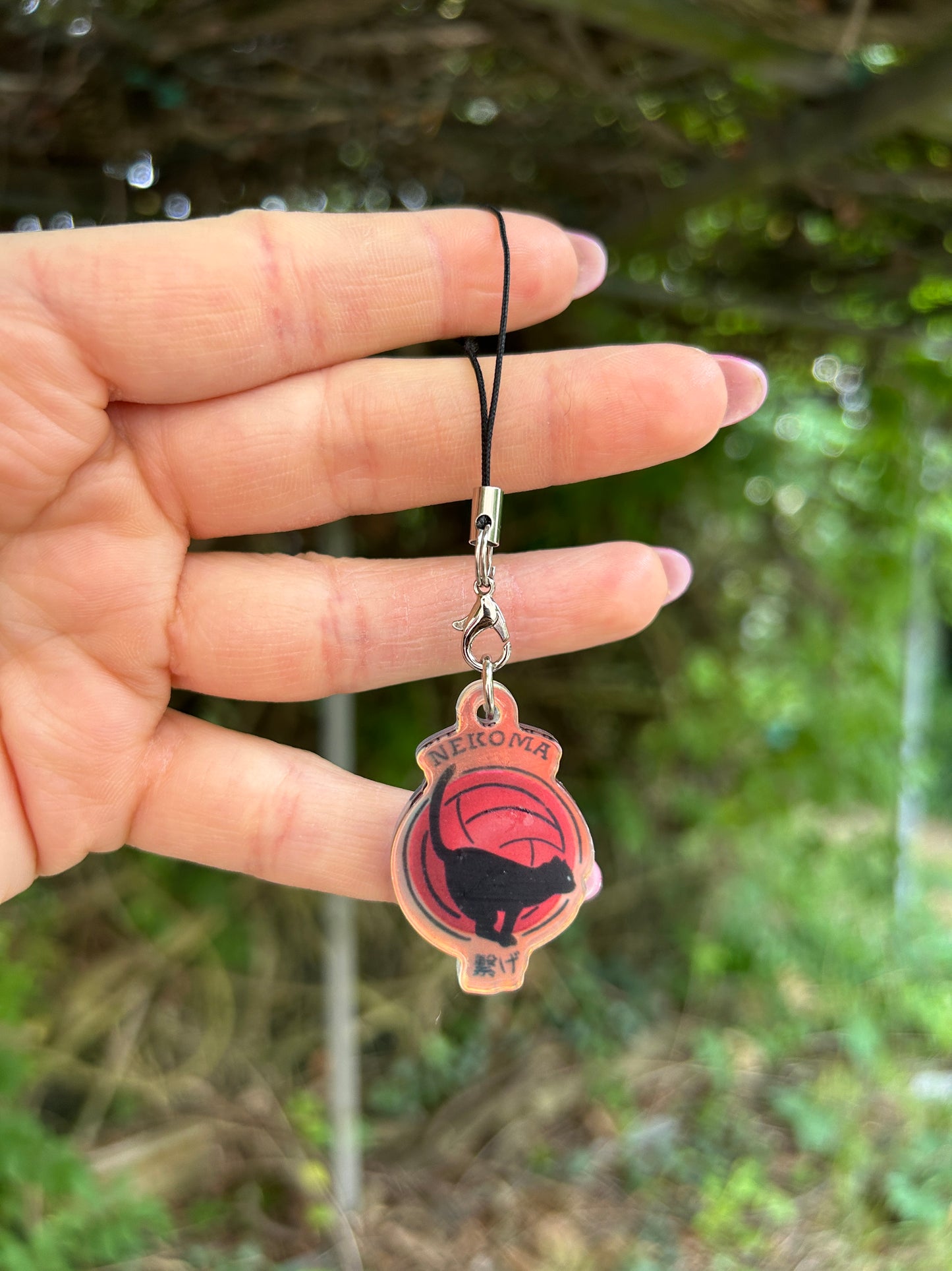 Phone Charm Nekoma Disegnato a Mano – Haikyuu Anime Accessory 🐈
