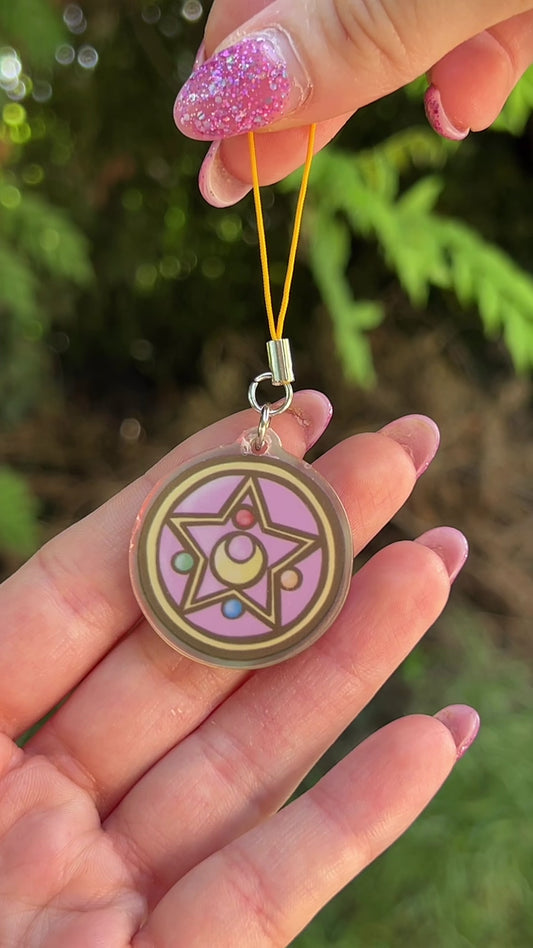 Phone Charm Sailor Moon – Disegnato a Mano su Acrilico 🌙